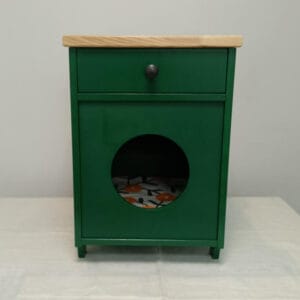 Szafka nocna z drewnianym blatem