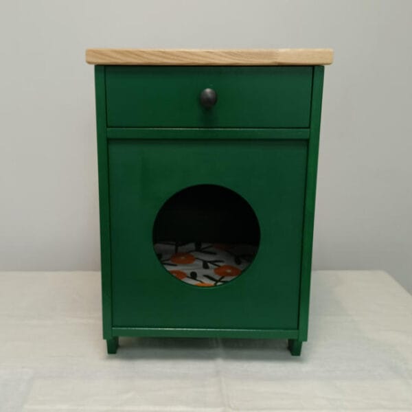 Szafka nocna z drewnianym blatem